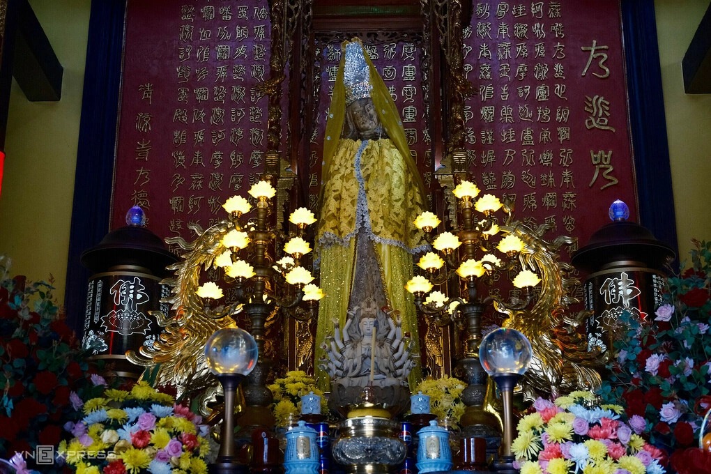 Tượng Quan Âm Bồ Tát dạt biển được thờ trong chùa Thanh Lương. Ảnh: Tú Nguyễn